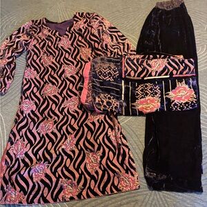 Pink and Black Floral Patterned Dress and Pants Set velvet palachi chest 42